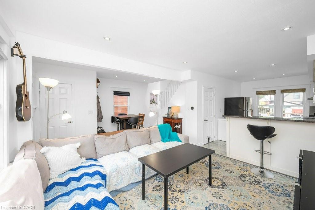 128 Crosthwaite Avenue N, Hamilton, ON - Indoor Photo Showing Living Room