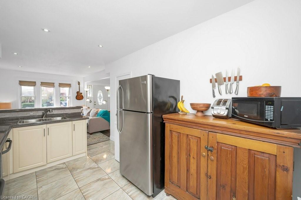 128 Crosthwaite Avenue N, Hamilton, ON - Indoor Photo Showing Kitchen