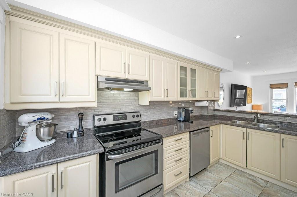 128 Crosthwaite Avenue N, Hamilton, ON - Indoor Photo Showing Kitchen With Double Sink
