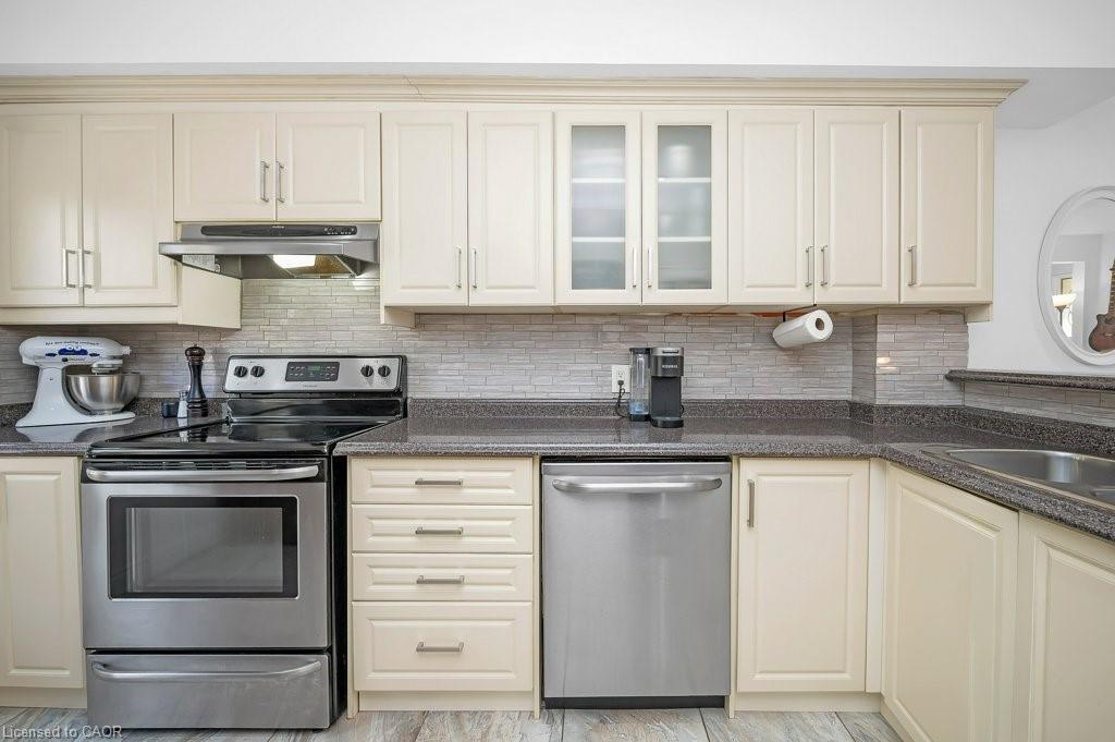 128 Crosthwaite Avenue N, Hamilton, ON - Indoor Photo Showing Kitchen