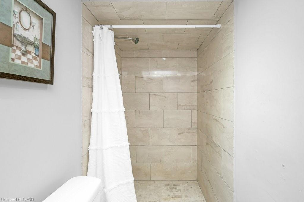 128 Crosthwaite Avenue N, Hamilton, ON - Indoor Photo Showing Bathroom