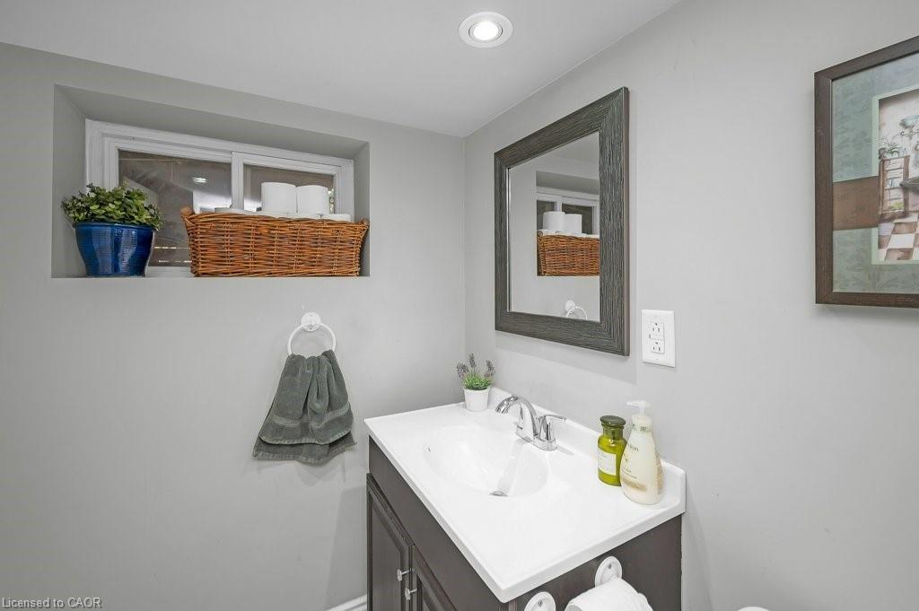 128 Crosthwaite Avenue N, Hamilton, ON - Indoor Photo Showing Bathroom