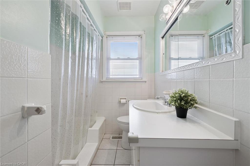 532 Victoria Street S, Kitchener, ON - Indoor Photo Showing Bathroom