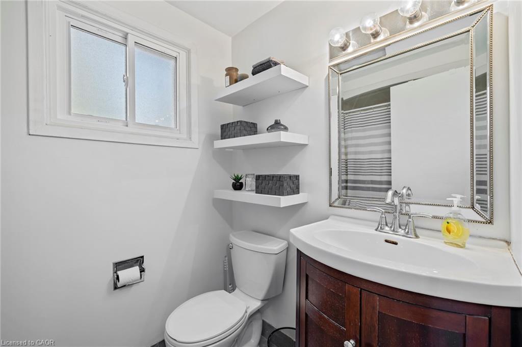 8 Gerrick Court, Hamilton, ON - Indoor Photo Showing Bathroom