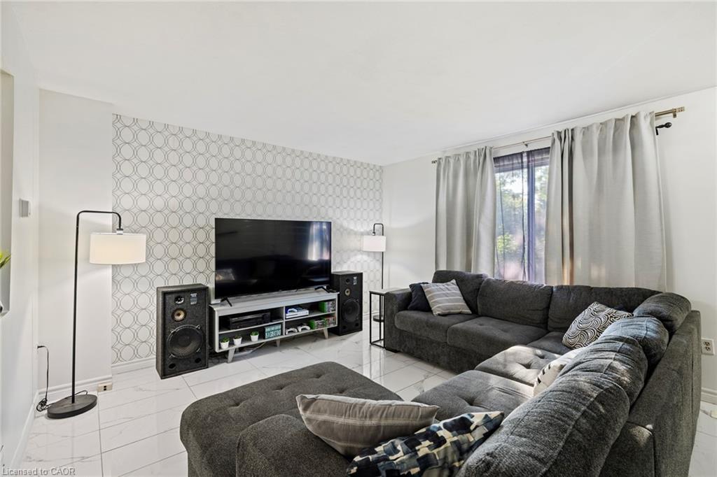 8 Gerrick Court, Hamilton, ON - Indoor Photo Showing Living Room