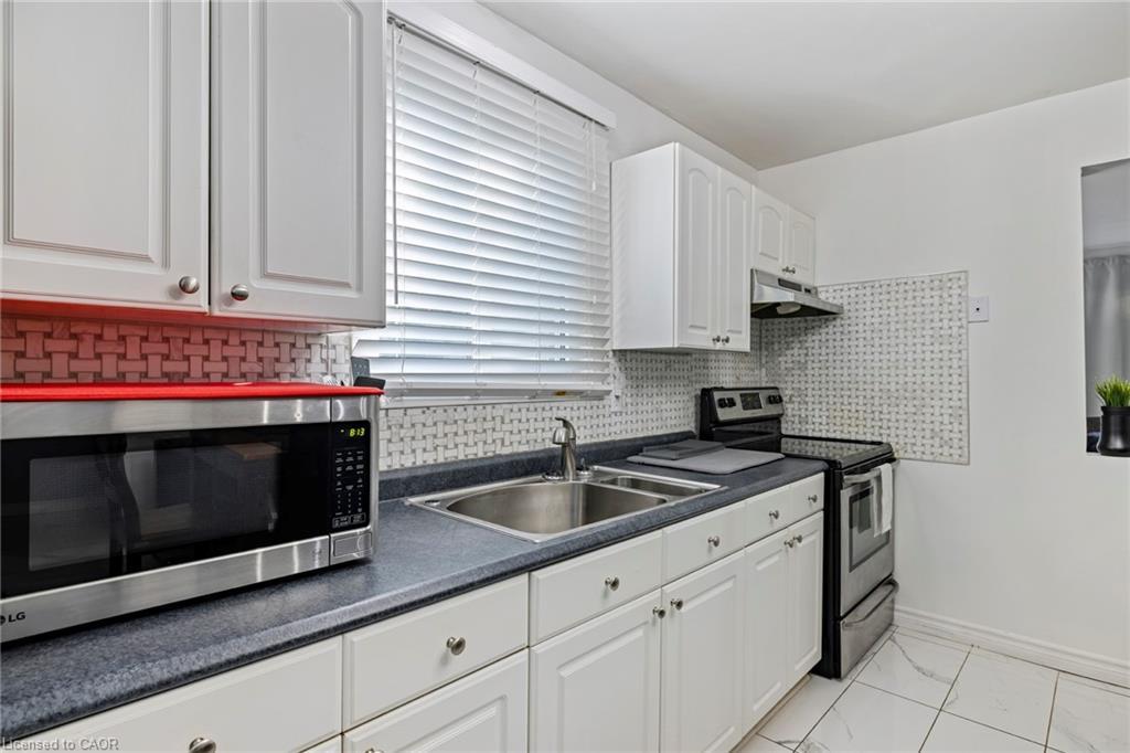 8 Gerrick Court, Hamilton, ON - Indoor Photo Showing Kitchen With Double Sink