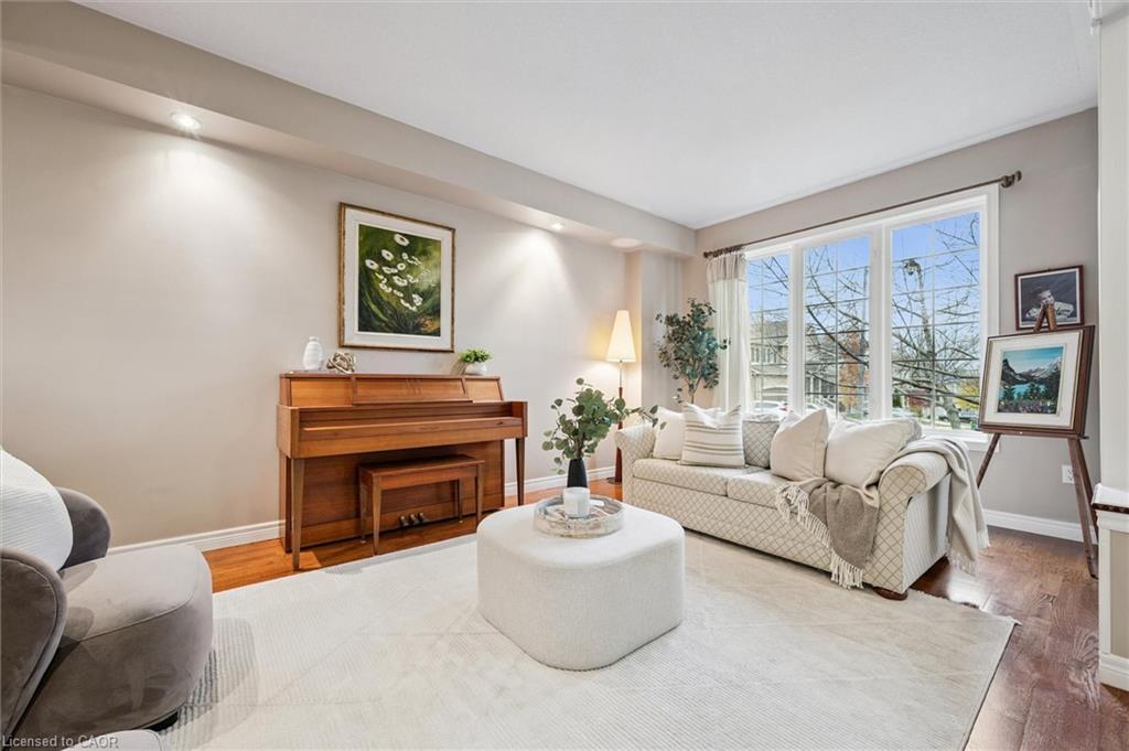317 Winterburg Court, Waterloo, ON - Indoor Photo Showing Living Room