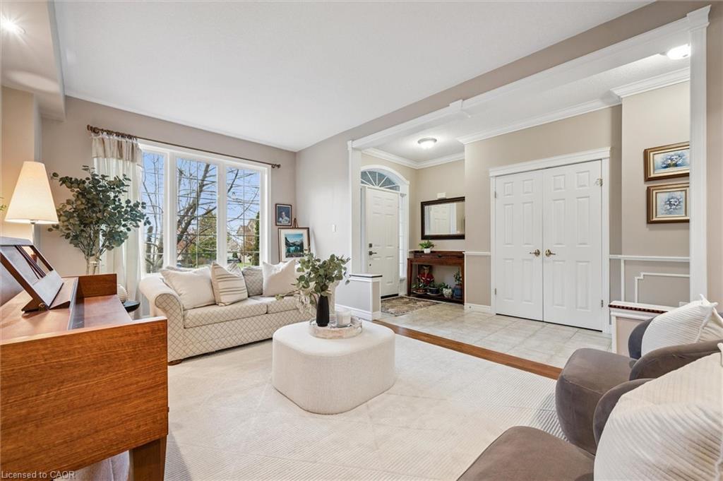 317 Winterburg Court, Waterloo, ON - Indoor Photo Showing Living Room