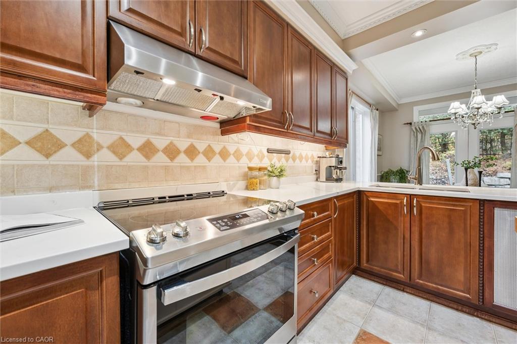 317 Winterburg Court, Waterloo, ON - Indoor Photo Showing Kitchen