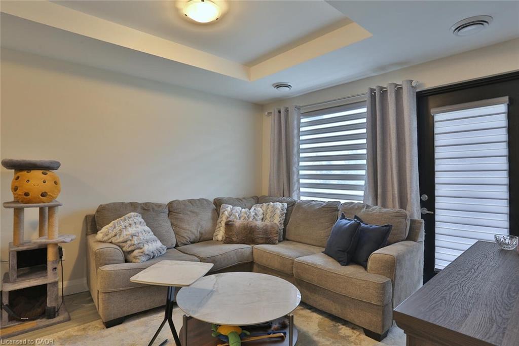 118-5 Wake Robin Drive, Kitchener, ON - Indoor Photo Showing Living Room
