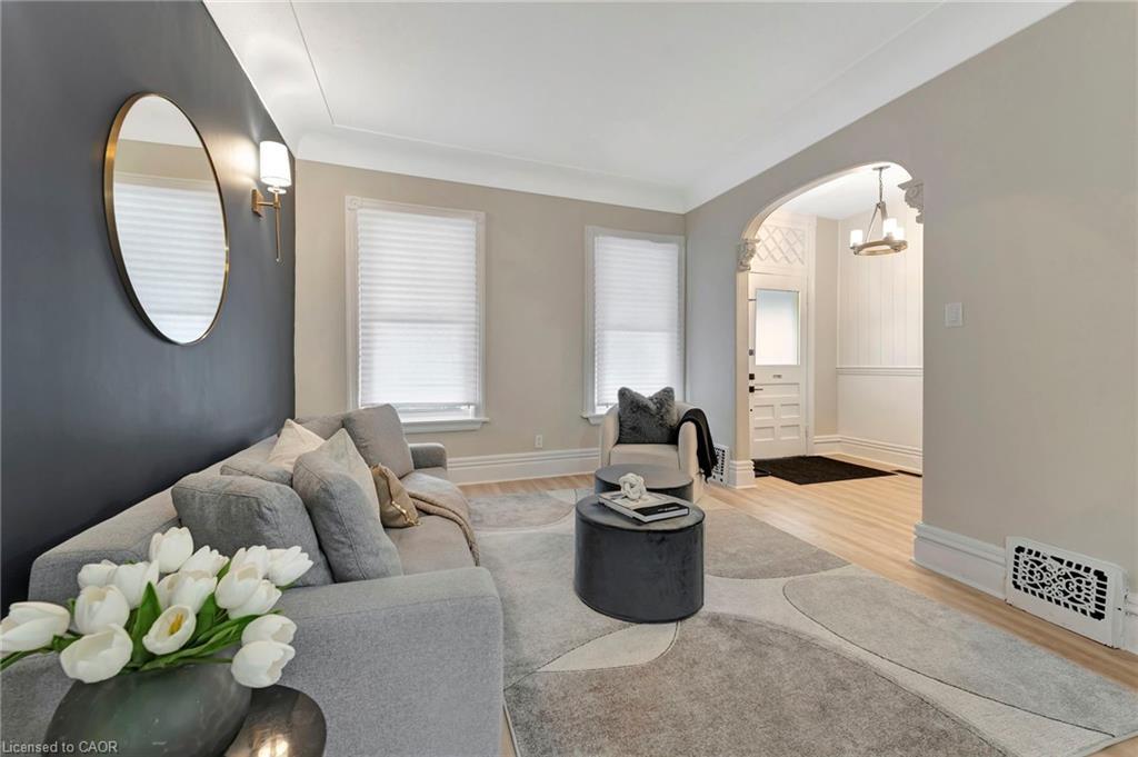 142 Sanford Avenue N, Hamilton, ON - Indoor Photo Showing Living Room