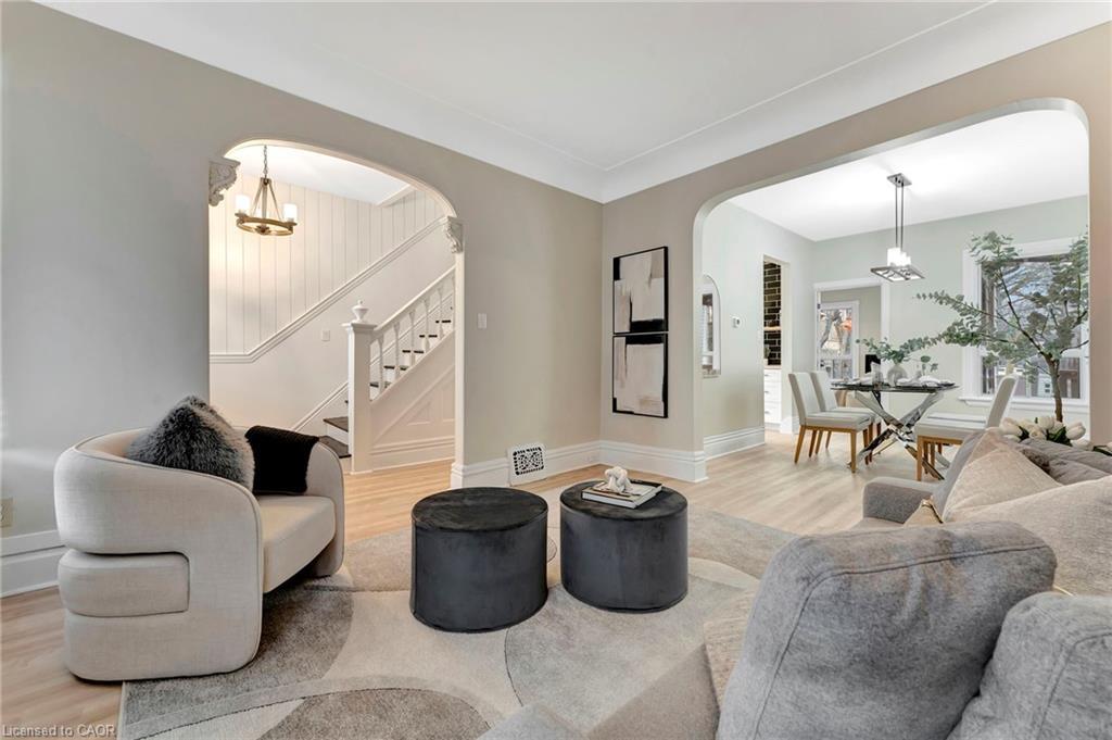142 Sanford Avenue N, Hamilton, ON - Indoor Photo Showing Living Room