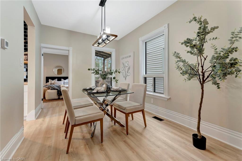 142 Sanford Avenue N, Hamilton, ON - Indoor Photo Showing Dining Room