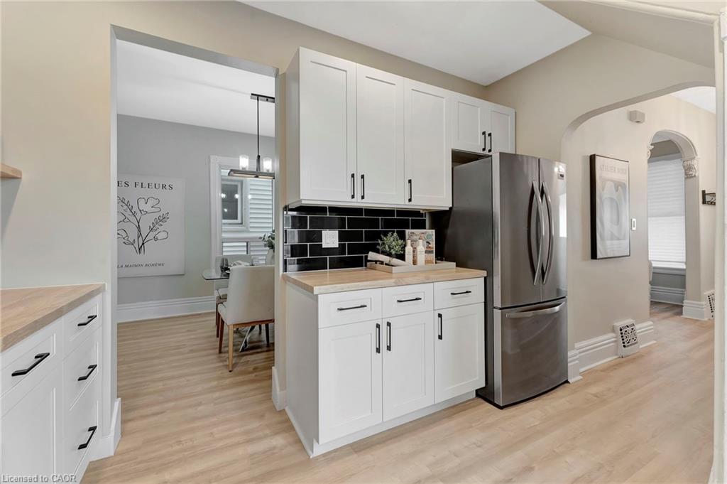 142 Sanford Avenue N, Hamilton, ON - Indoor Photo Showing Kitchen