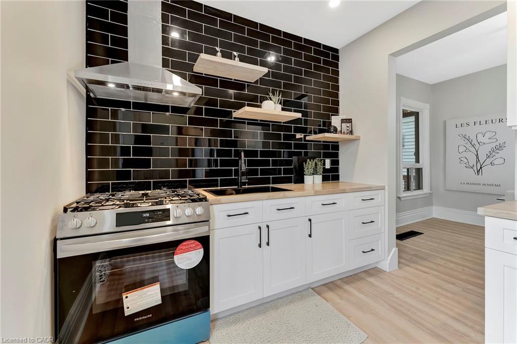 142 Sanford Avenue N, Hamilton, ON - Indoor Photo Showing Kitchen
