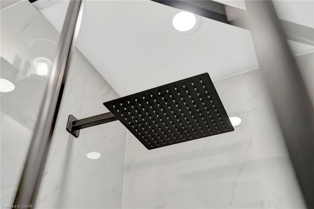 142 Sanford Avenue N, Hamilton, ON - Indoor Photo Showing Other Room