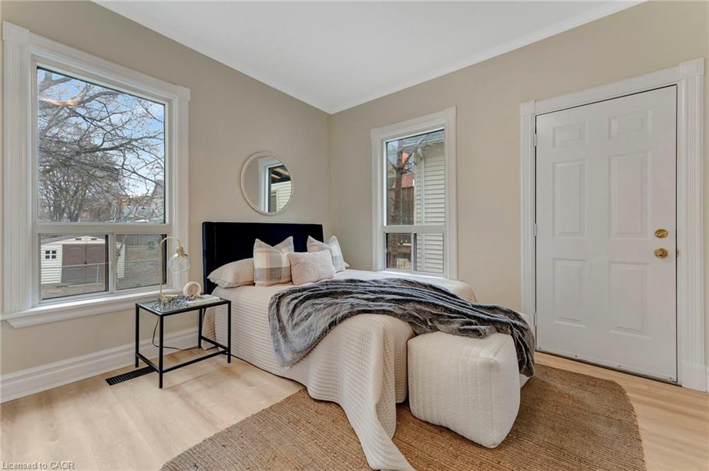 142 Sanford Avenue N, Hamilton, ON - Indoor Photo Showing Bedroom