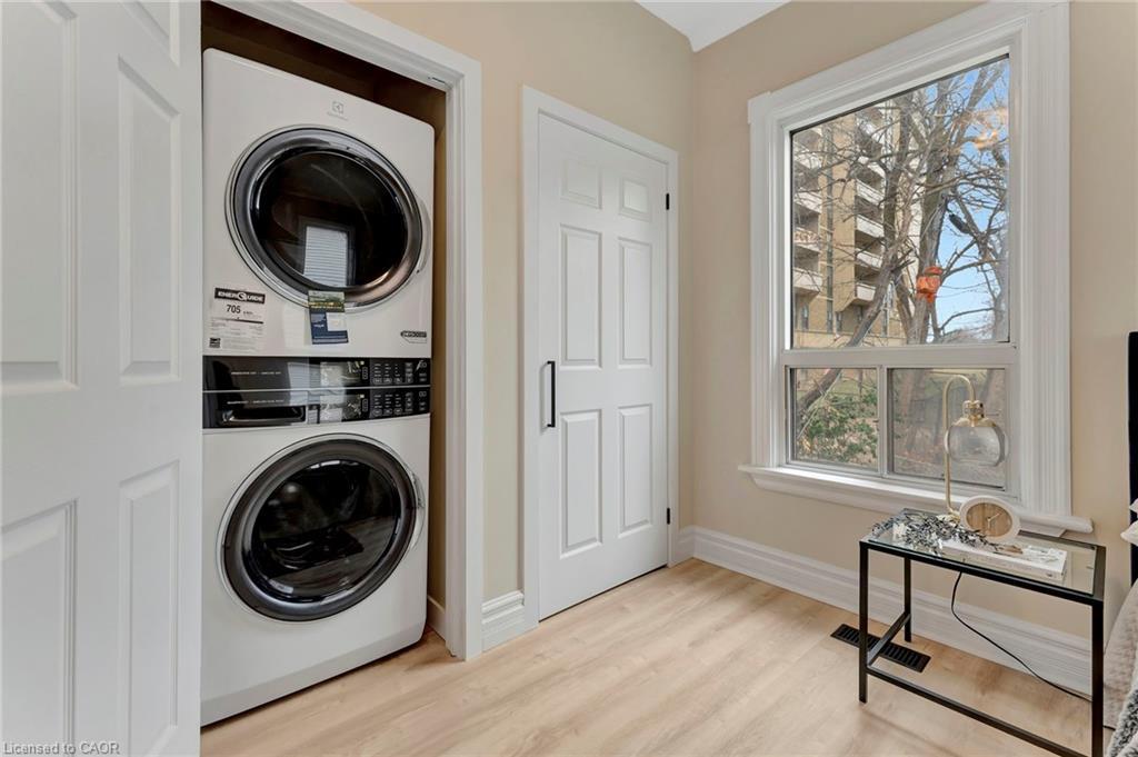 142 Sanford Avenue N, Hamilton, ON - Indoor Photo Showing Laundry Room