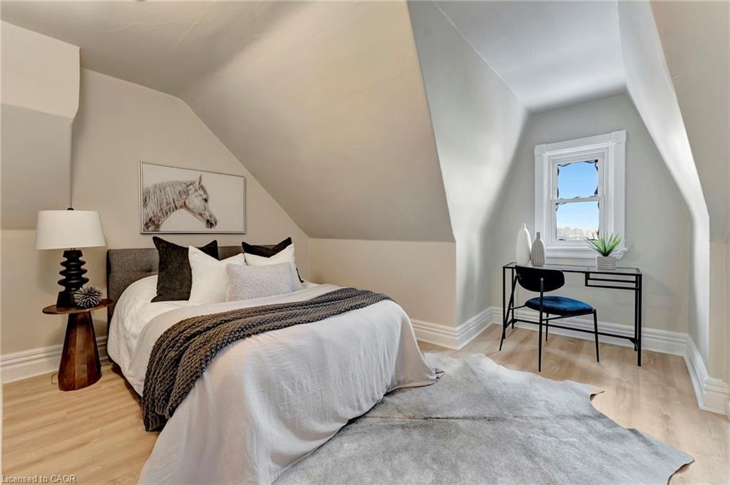 142 Sanford Avenue N, Hamilton, ON - Indoor Photo Showing Bedroom