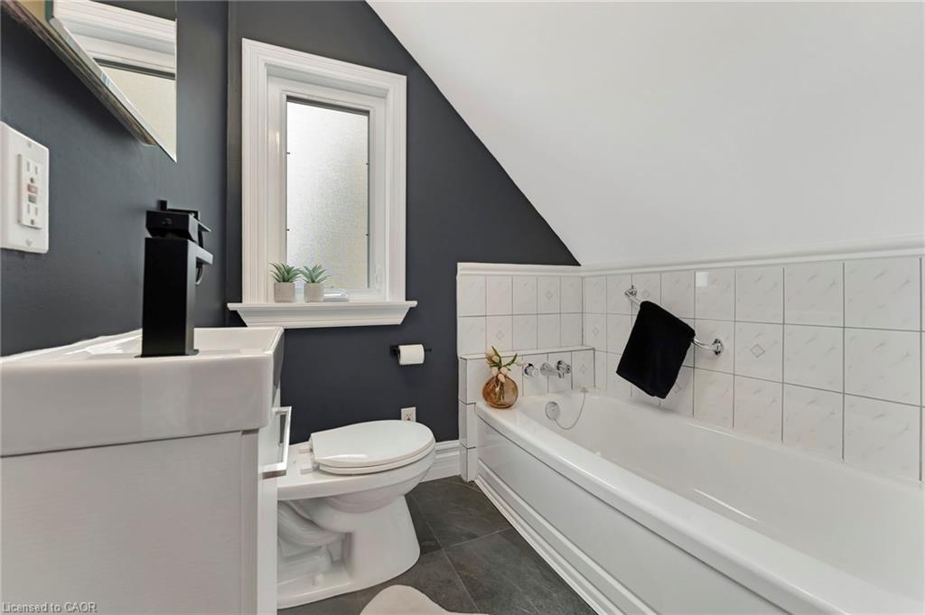 142 Sanford Avenue N, Hamilton, ON - Indoor Photo Showing Bathroom