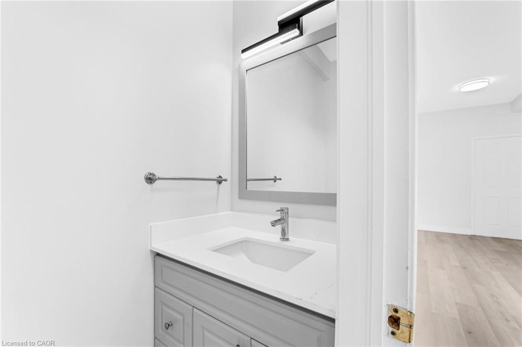 120 Jansen Avenue, Kitchener, ON - Indoor Photo Showing Bathroom