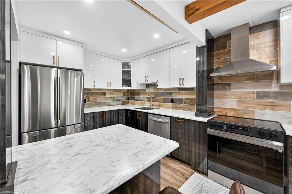 14-134 Terni Boulevard, Hamilton, ON - Indoor Photo Showing Kitchen With Upgraded Kitchen