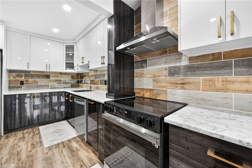 14-134 Terni Boulevard, Hamilton, ON - Indoor Photo Showing Kitchen