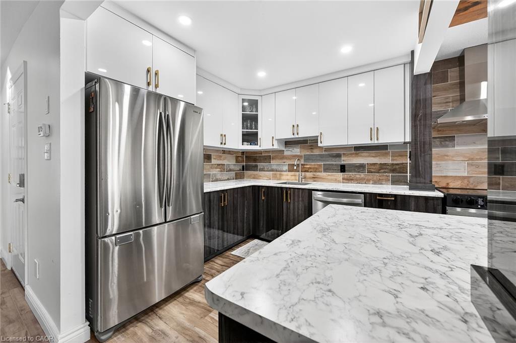 14-134 Terni Boulevard, Hamilton, ON - Indoor Photo Showing Kitchen