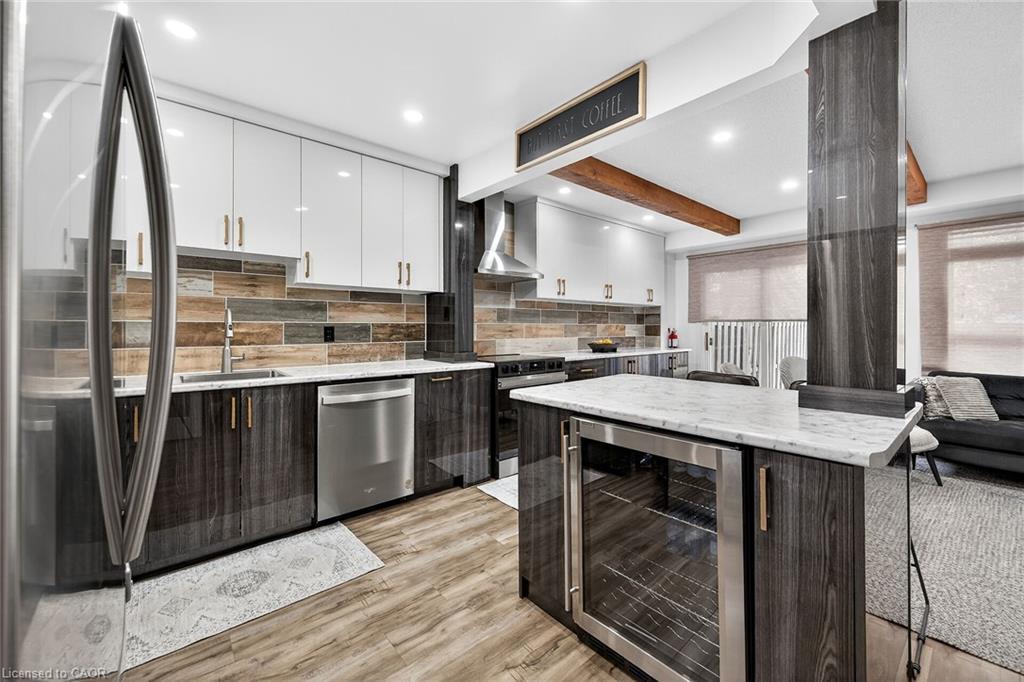 14-134 Terni Boulevard, Hamilton, ON - Indoor Photo Showing Kitchen With Upgraded Kitchen