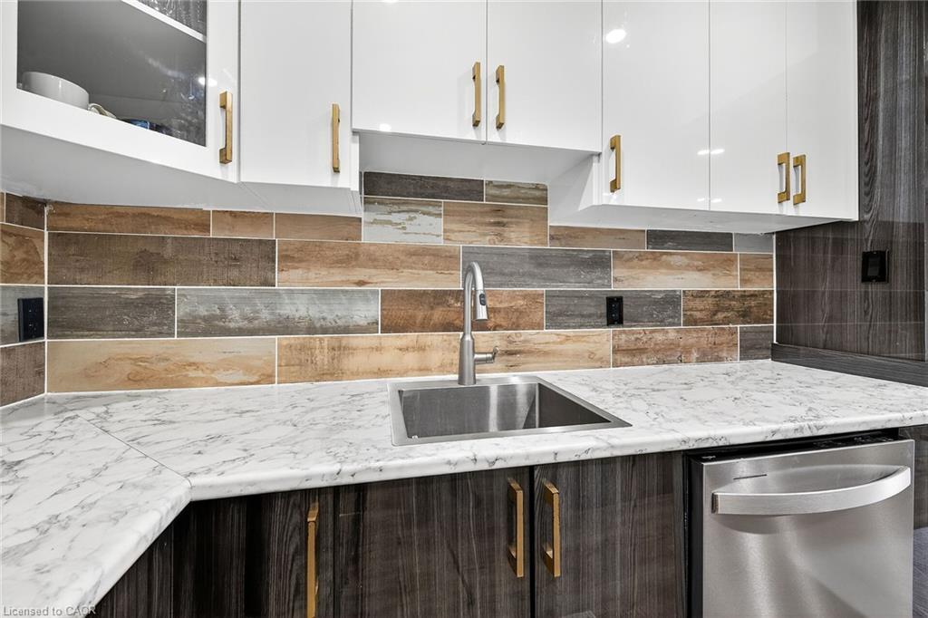 14-134 Terni Boulevard, Hamilton, ON - Indoor Photo Showing Kitchen With Upgraded Kitchen