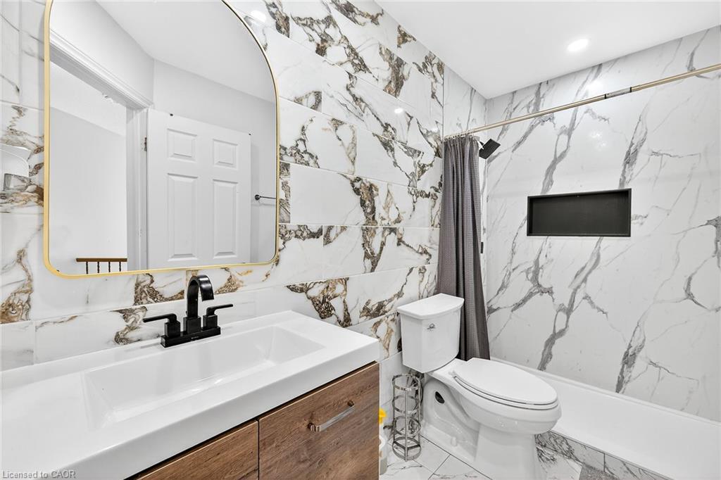 14-134 Terni Boulevard, Hamilton, ON - Indoor Photo Showing Bathroom