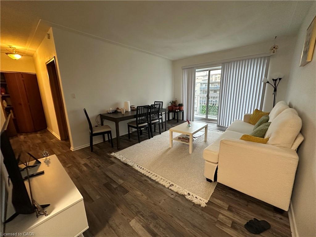 401-8 Woodman Drive S, Hamilton, ON - Indoor Photo Showing Living Room