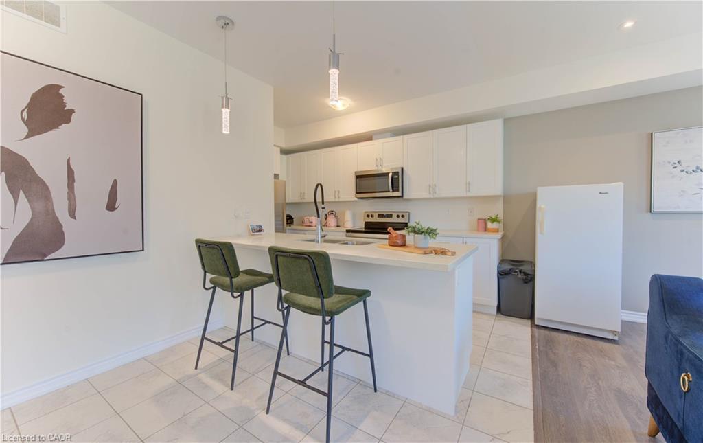 B-385 Westwood Drive, Kitchener, ON - Indoor Photo Showing Kitchen