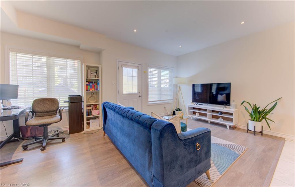 B-385 Westwood Drive, Kitchener, ON - Indoor Photo Showing Living Room