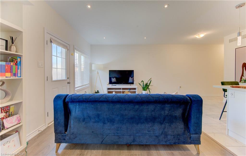 B-385 Westwood Drive, Kitchener, ON - Indoor Photo Showing Living Room