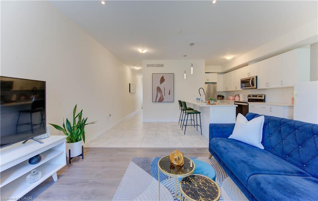 B-385 Westwood Drive, Kitchener, ON - Indoor Photo Showing Living Room
