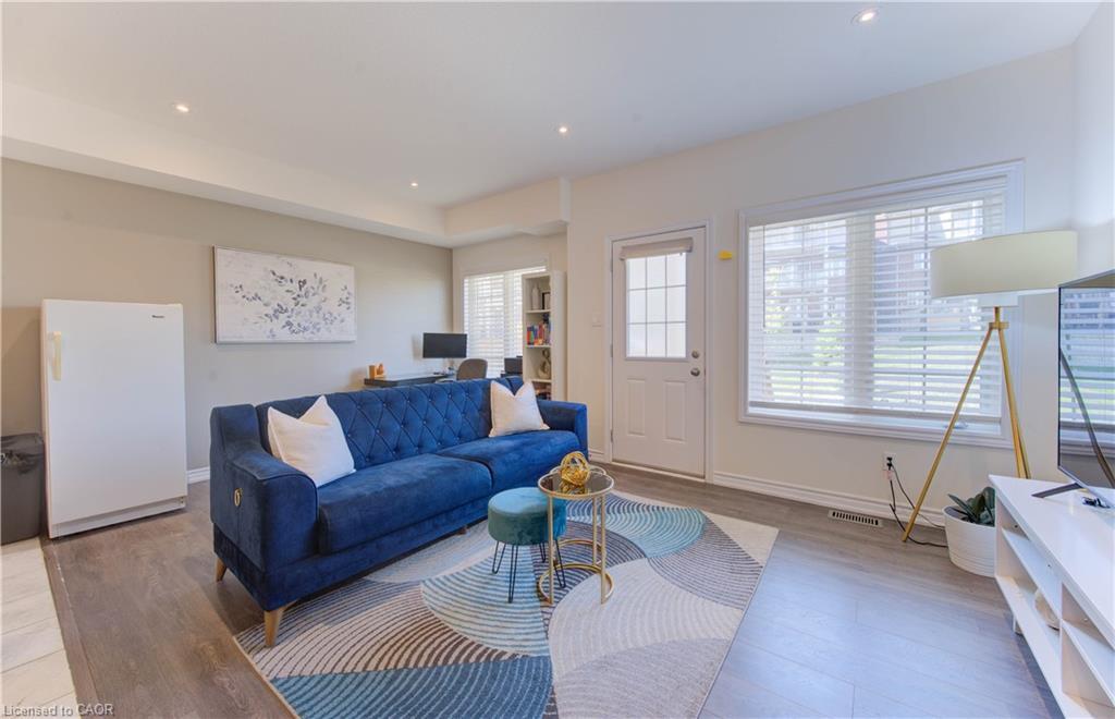 B-385 Westwood Drive, Kitchener, ON - Indoor Photo Showing Living Room