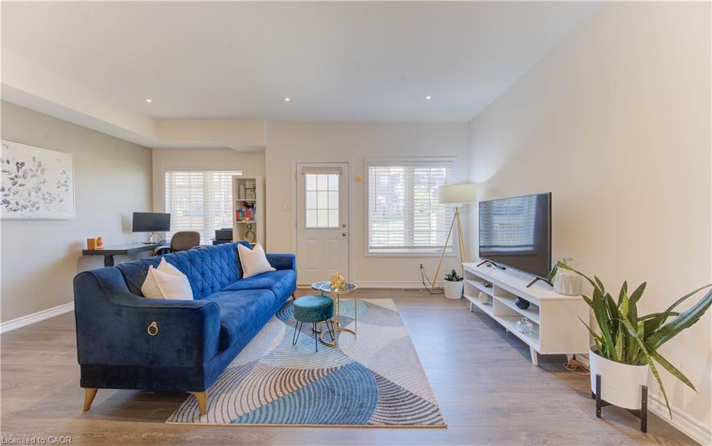 B-385 Westwood Drive, Kitchener, ON - Indoor Photo Showing Living Room