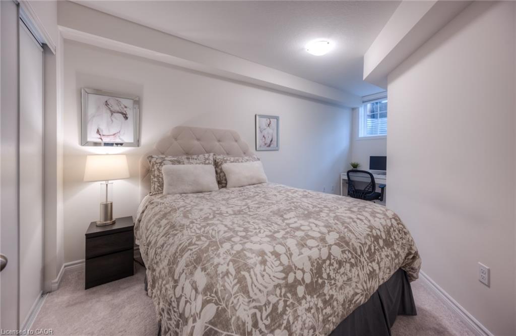 B-385 Westwood Drive, Kitchener, ON - Indoor Photo Showing Bedroom