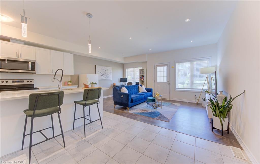 B-385 Westwood Drive, Kitchener, ON - Indoor Photo Showing Kitchen