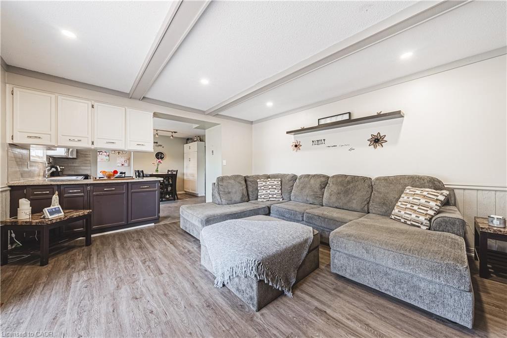 5 Bing Crescent, Stoney Creek, ON - Indoor Photo Showing Living Room