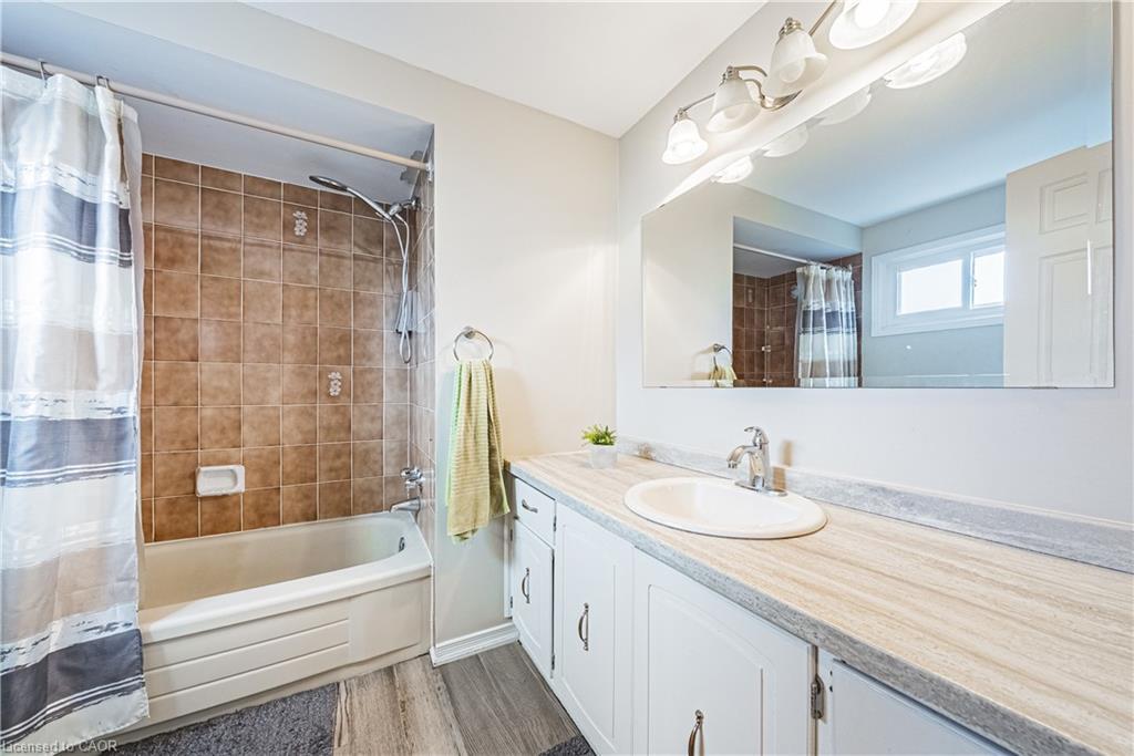 5 Bing Crescent, Stoney Creek, ON - Indoor Photo Showing Bathroom