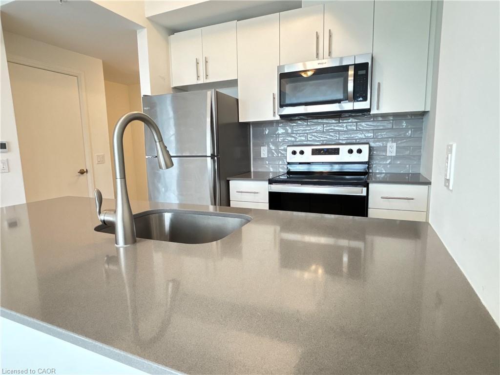 2110-108 Garment Street, Kitchener, ON - Indoor Photo Showing Kitchen With Stainless Steel Kitchen With Upgraded Kitchen