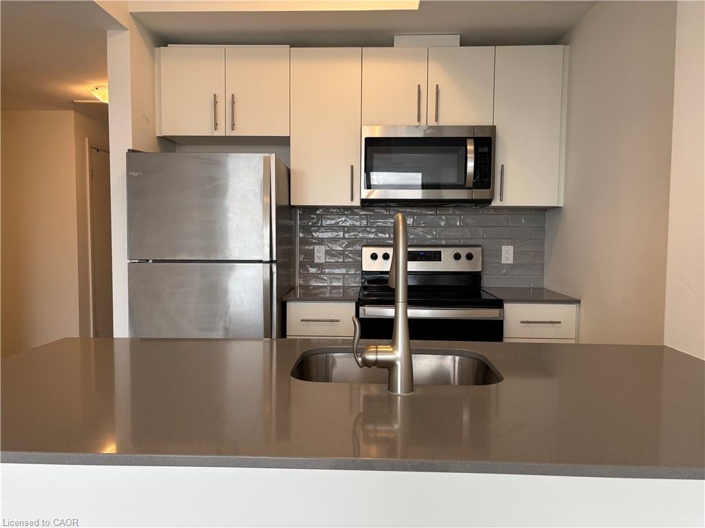 2110-108 Garment Street, Kitchener, ON - Indoor Photo Showing Kitchen With Stainless Steel Kitchen With Double Sink With Upgraded Kitchen