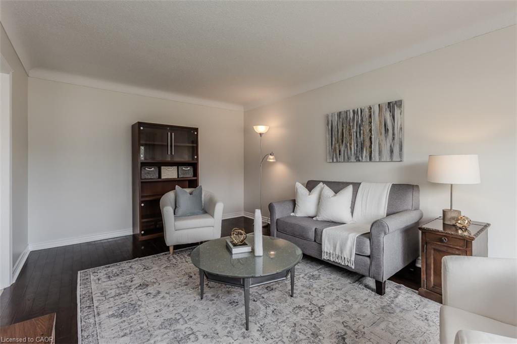 407 Murray Street, Grimsby, ON - Indoor Photo Showing Living Room