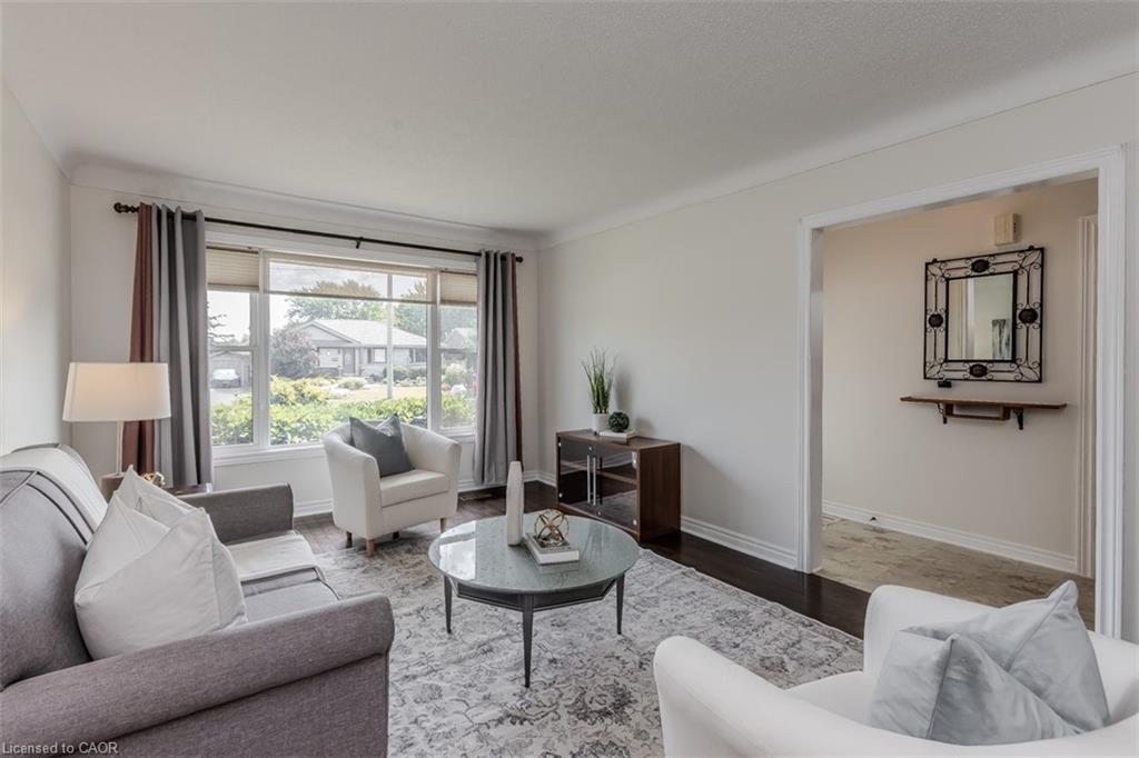 407 Murray Street, Grimsby, ON - Indoor Photo Showing Living Room