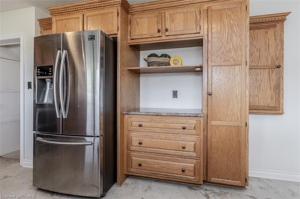 407 Murray Street, Grimsby, ON - Indoor Photo Showing Kitchen