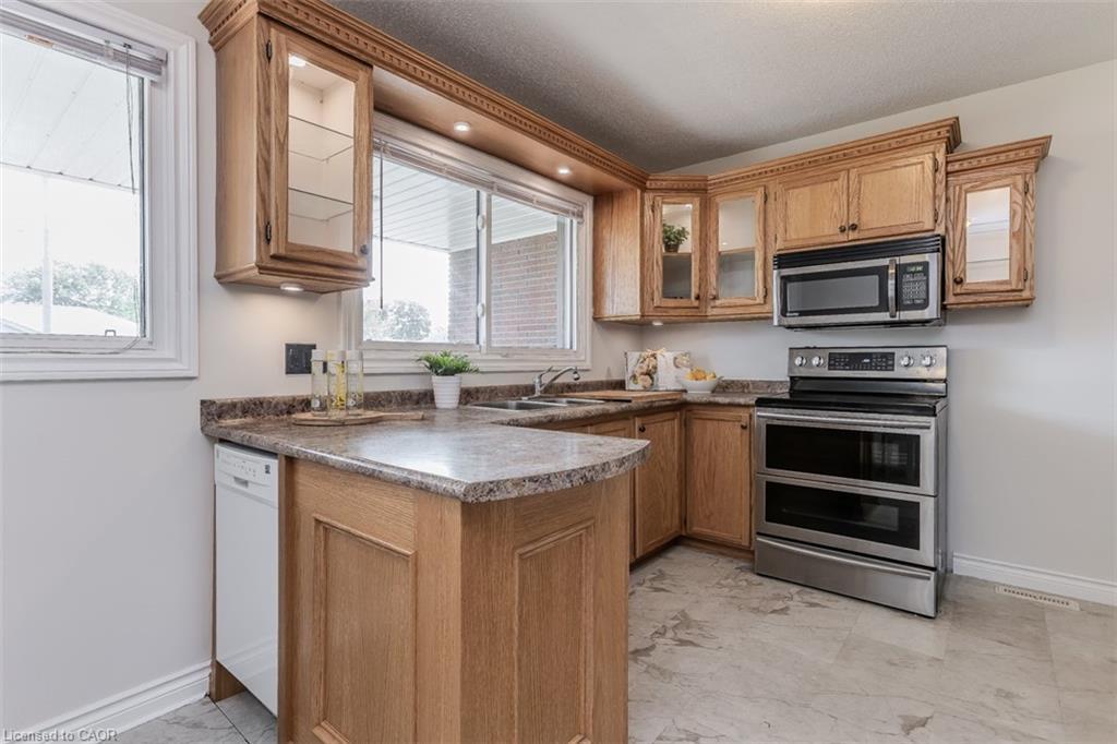 407 Murray Street, Grimsby, ON - Indoor Photo Showing Kitchen With Double Sink