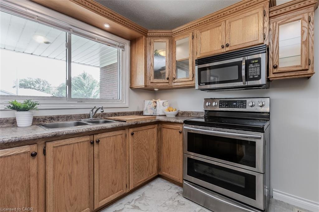 407 Murray Street, Grimsby, ON - Indoor Photo Showing Kitchen With Stainless Steel Kitchen With Double Sink