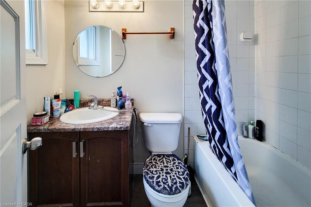 125 Sanford Avenue N, Hamilton, ON - Indoor Photo Showing Bathroom